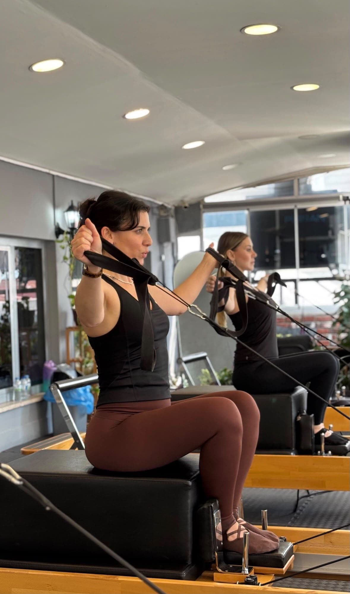 Moira stüdyosunda reformer aletinde pilates yapan kadınlar